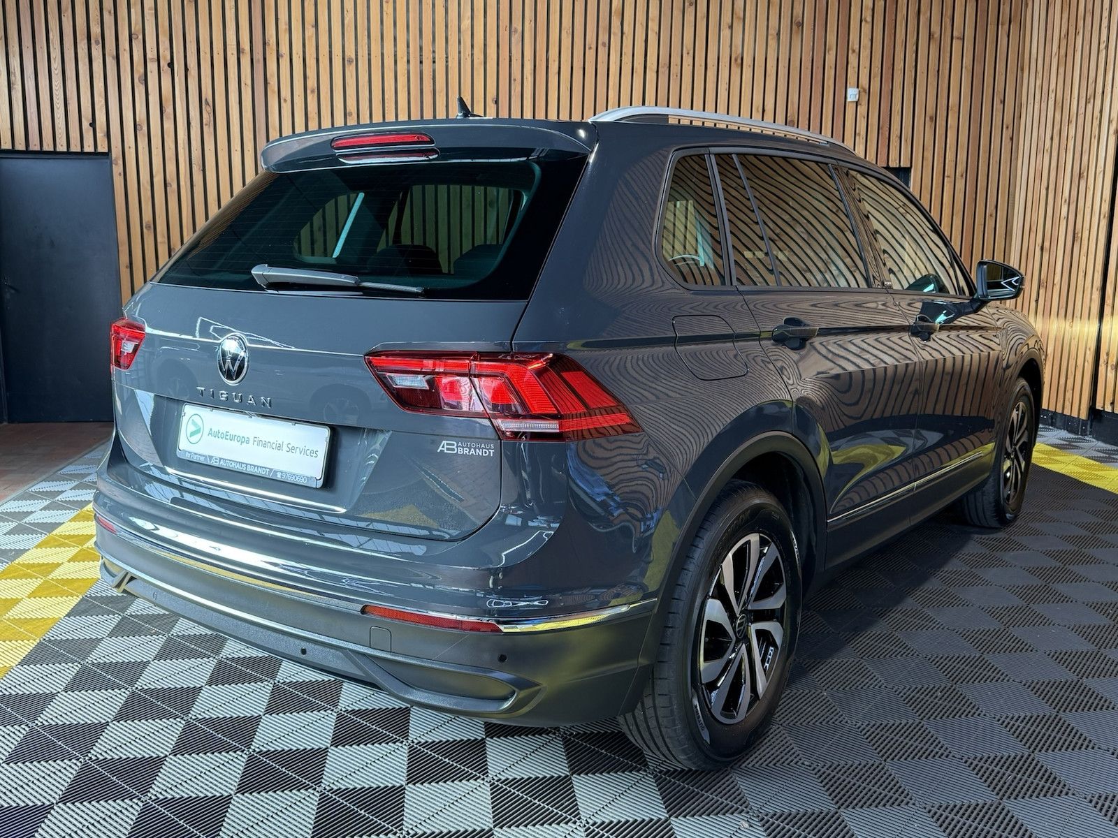 Fahrzeugabbildung Volkswagen Tiguan 1,5 TSI Active DSG *Navi*AHK*Kam*ACC*App*