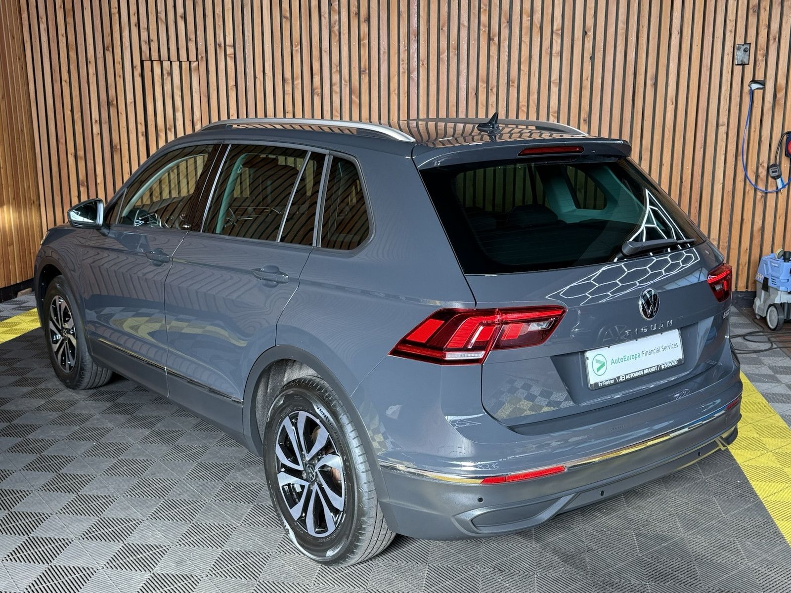 Fahrzeugabbildung Volkswagen Tiguan 1,5 TSI Active DSG *Navi*AHK*Kam*ACC*App*