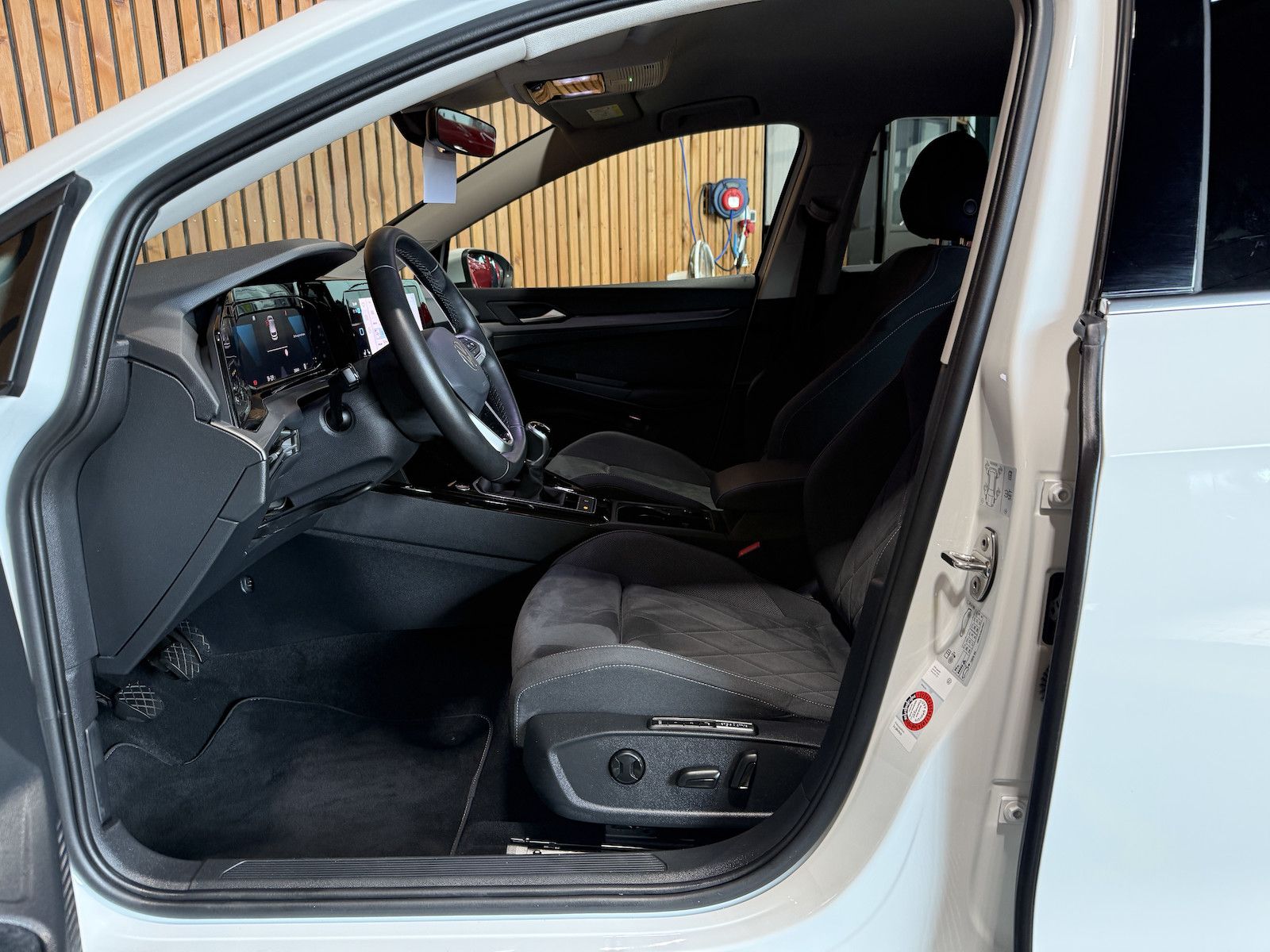 Fahrzeugabbildung Volkswagen Golf 1,5 TSI Style Navi*LED*App*Kam*ACC*Ambiente