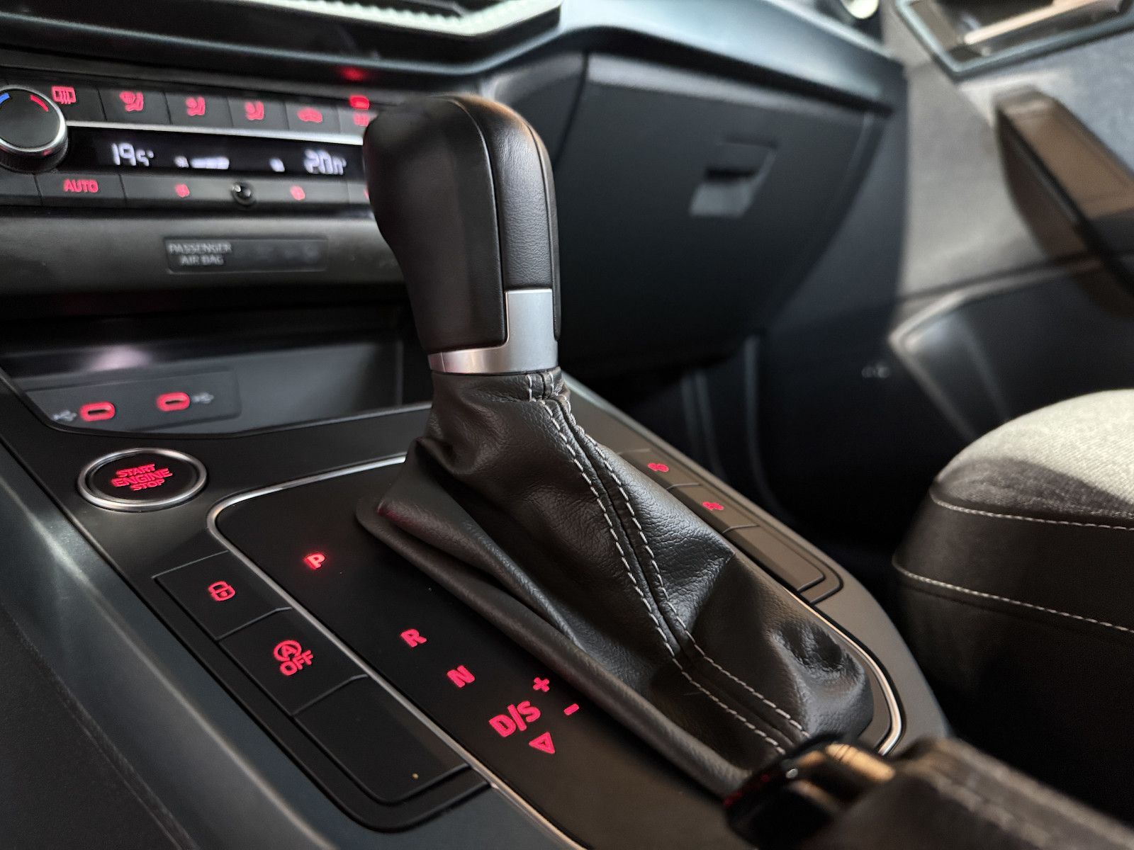 Fahrzeugabbildung SEAT Arona TSI DSG *Navi*App*Kam*ACC*Keyl.*Beats*Virt