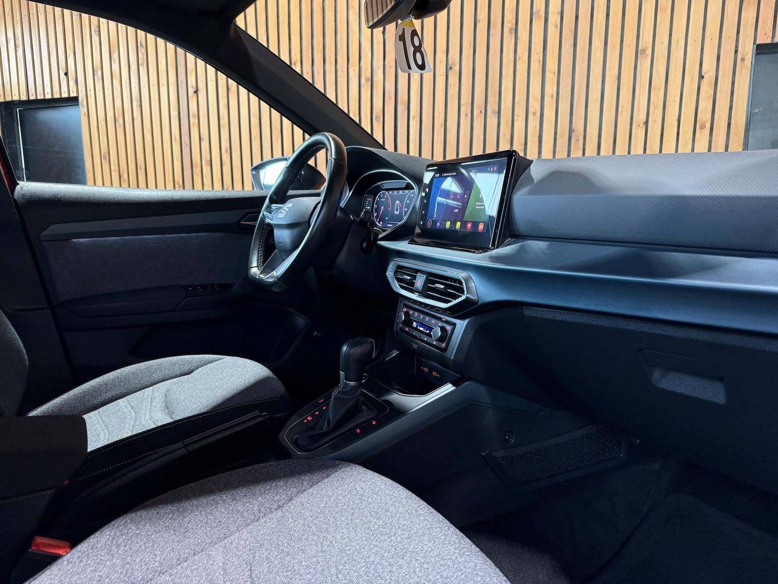 Fahrzeugabbildung SEAT Arona TSI DSG *Navi*App*Kam*ACC*Keyl.*Beats*Virt
