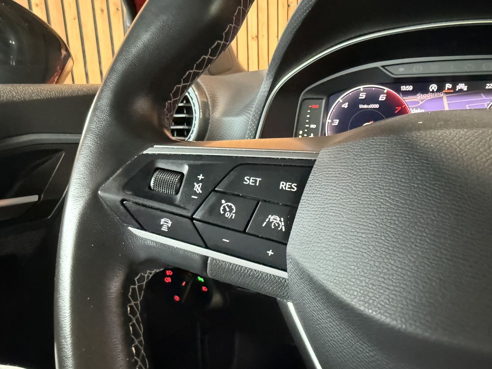Fahrzeugabbildung SEAT Arona TSI DSG *Navi*App*Kam*ACC*Keyl.*Beats*Virt