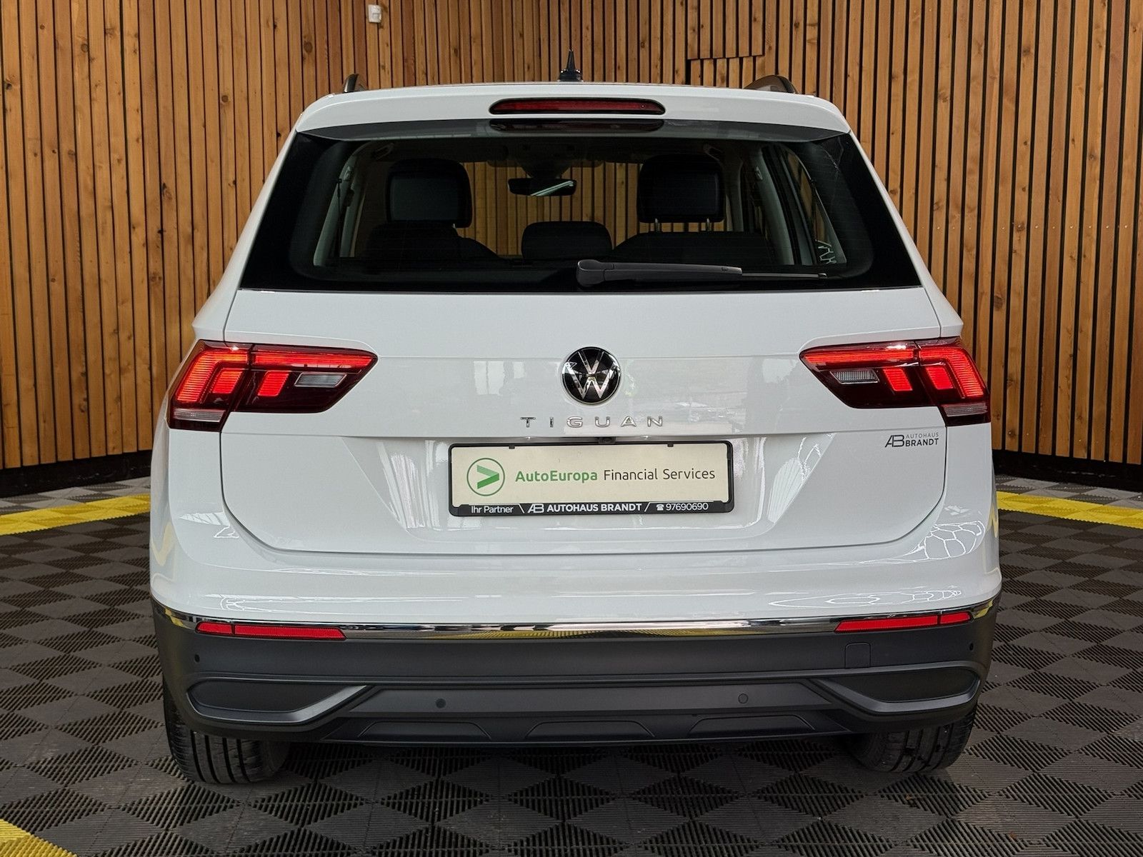 Fahrzeugabbildung Volkswagen Tiguan 2,0 TDI Life DSG *Navi*ACC*AHK*Kam*LED*