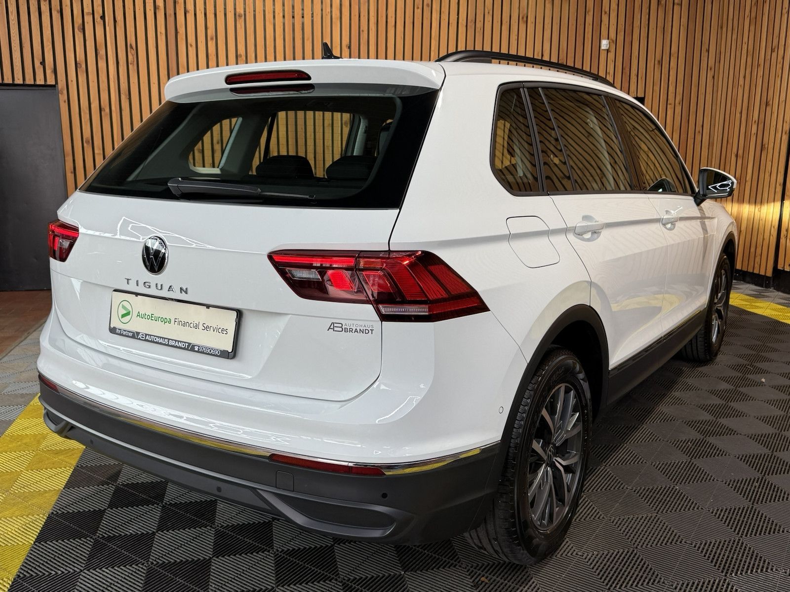Fahrzeugabbildung Volkswagen Tiguan 2,0 TDI Life DSG *Navi*ACC*AHK*Kam*LED*