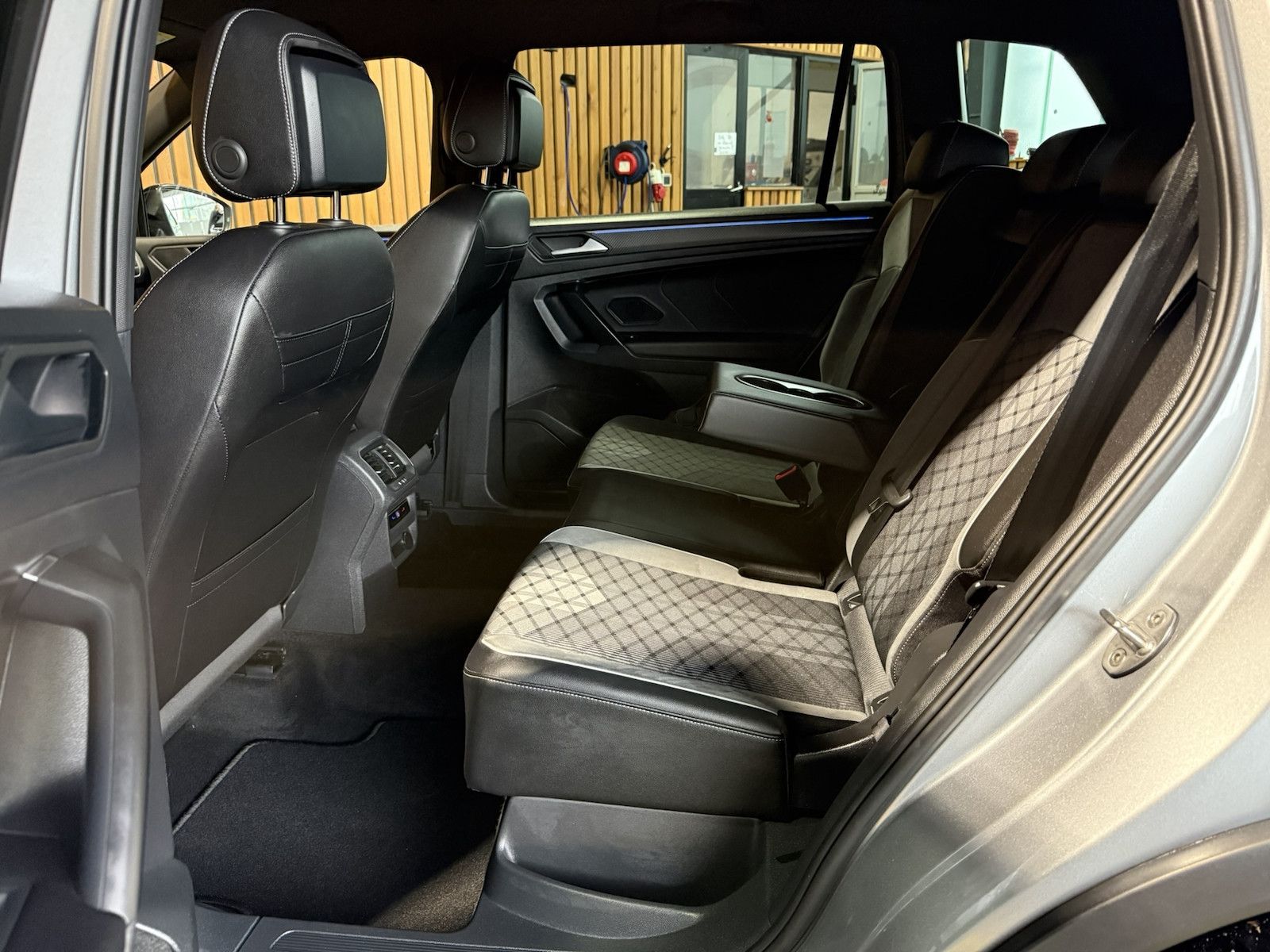 Fahrzeugabbildung Volkswagen Tiguan Allspace 2,0 TSI R-Line Black 4M *Matrix*