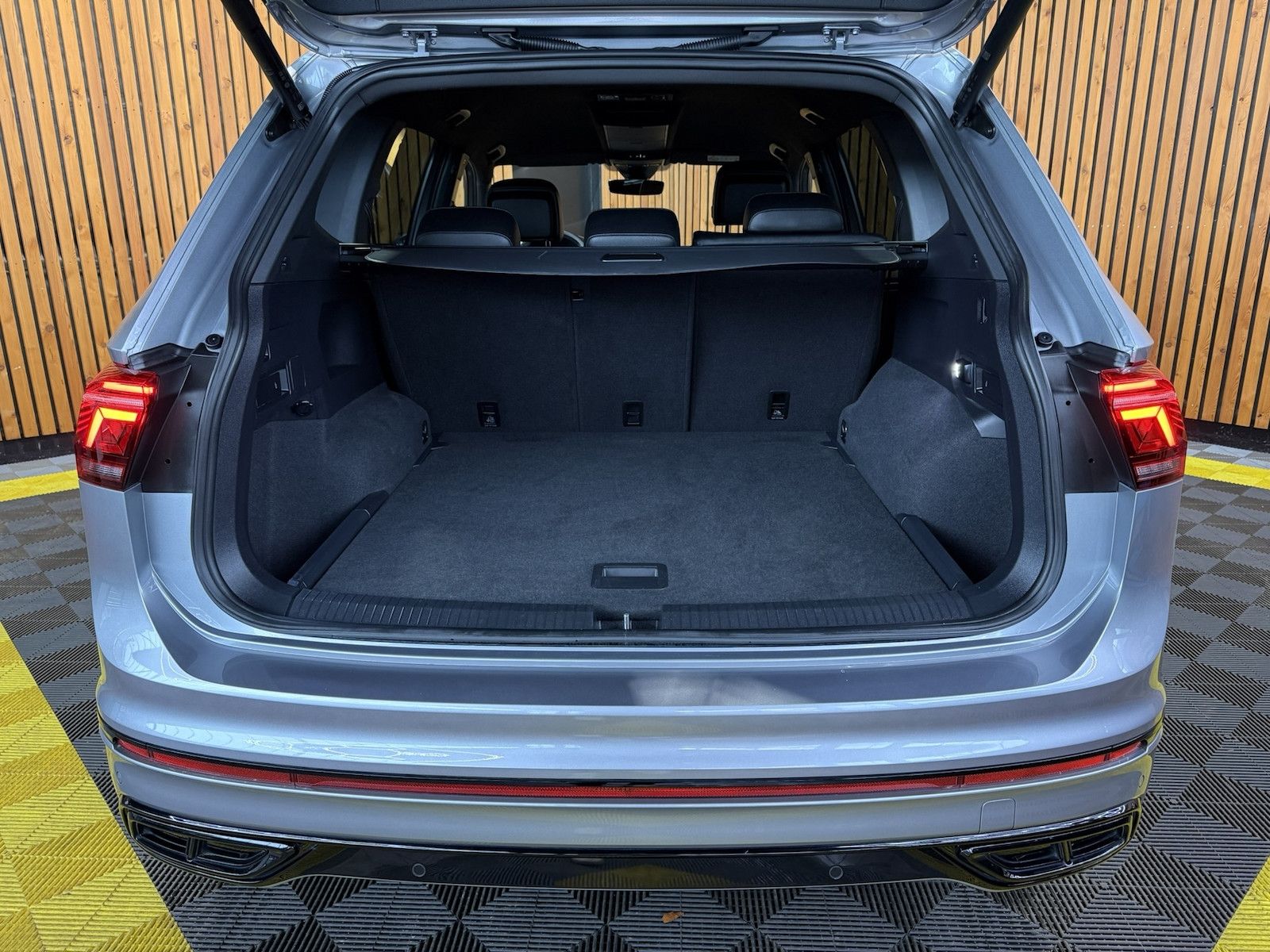 Fahrzeugabbildung Volkswagen Tiguan Allspace 2,0 TSI R-Line Black 4M *Matrix*