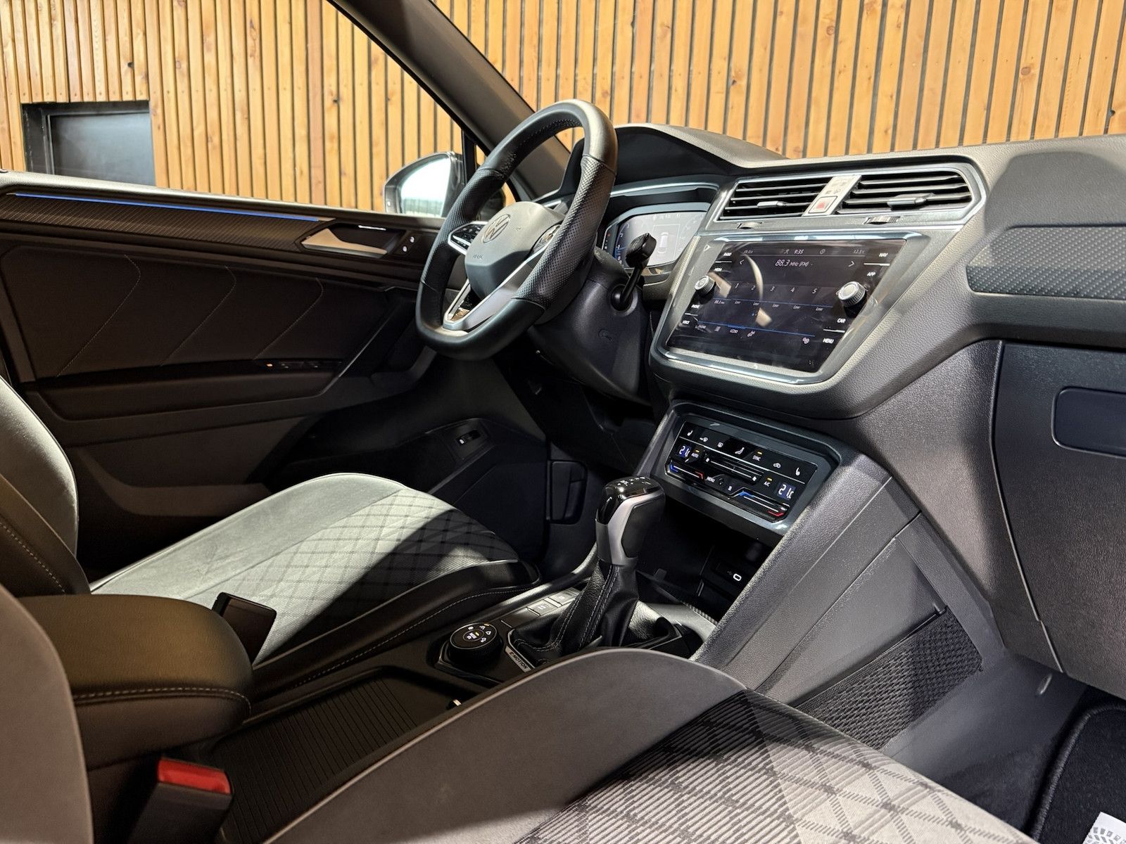 Fahrzeugabbildung Volkswagen Tiguan Allspace 2,0 TSI R-Line Black 4M *Matrix*