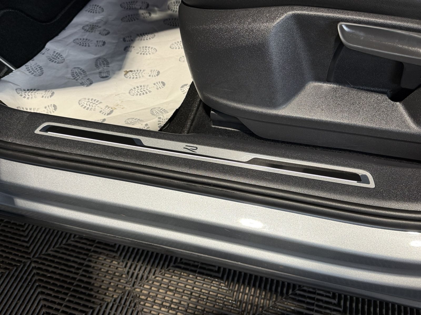 Fahrzeugabbildung Volkswagen Tiguan Allspace 2,0 TSI R-Line Black 4M *Matrix*