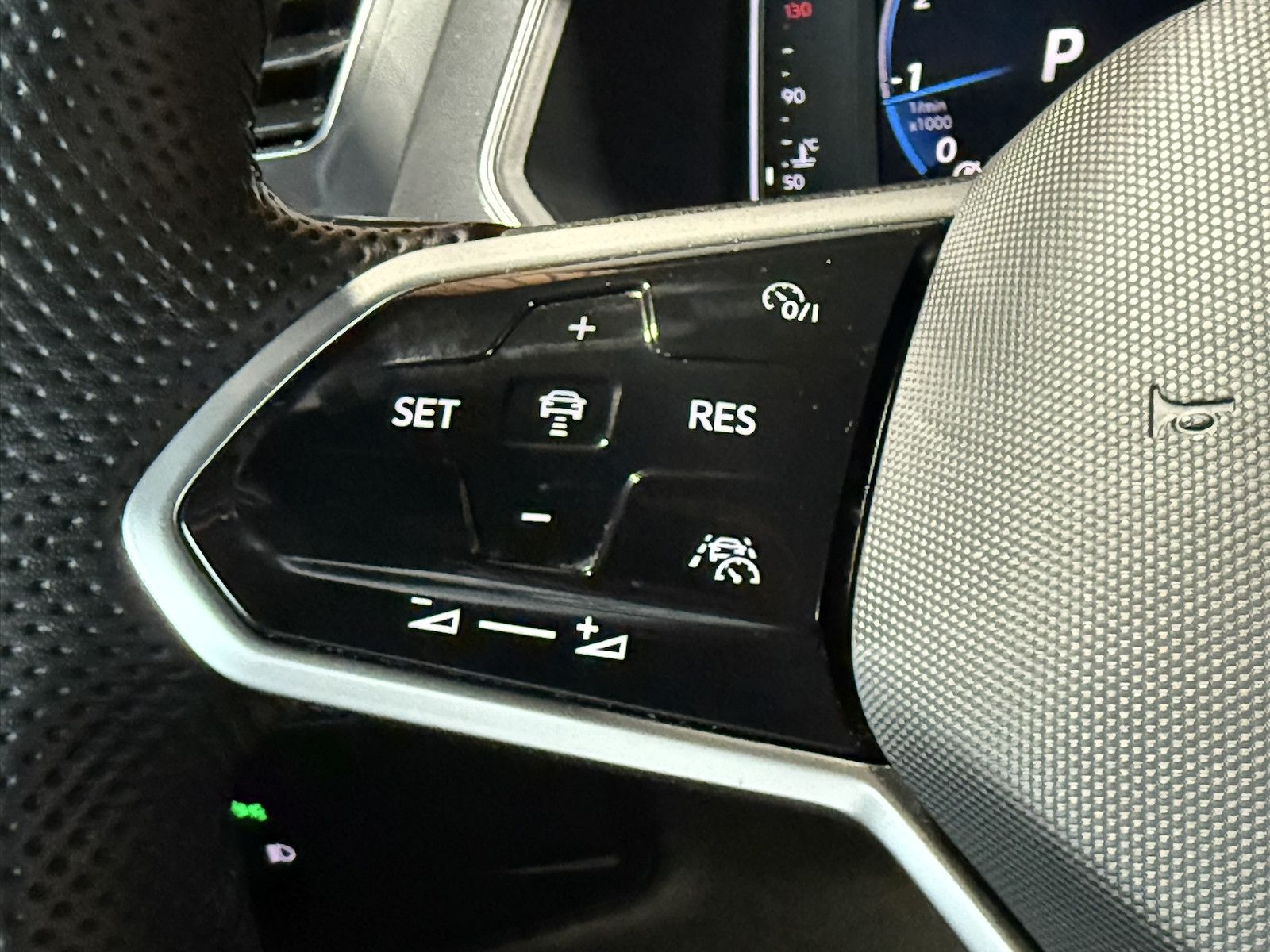 Fahrzeugabbildung Volkswagen Tiguan Allspace 2,0 TSI R-Line Black 4M *Matrix*