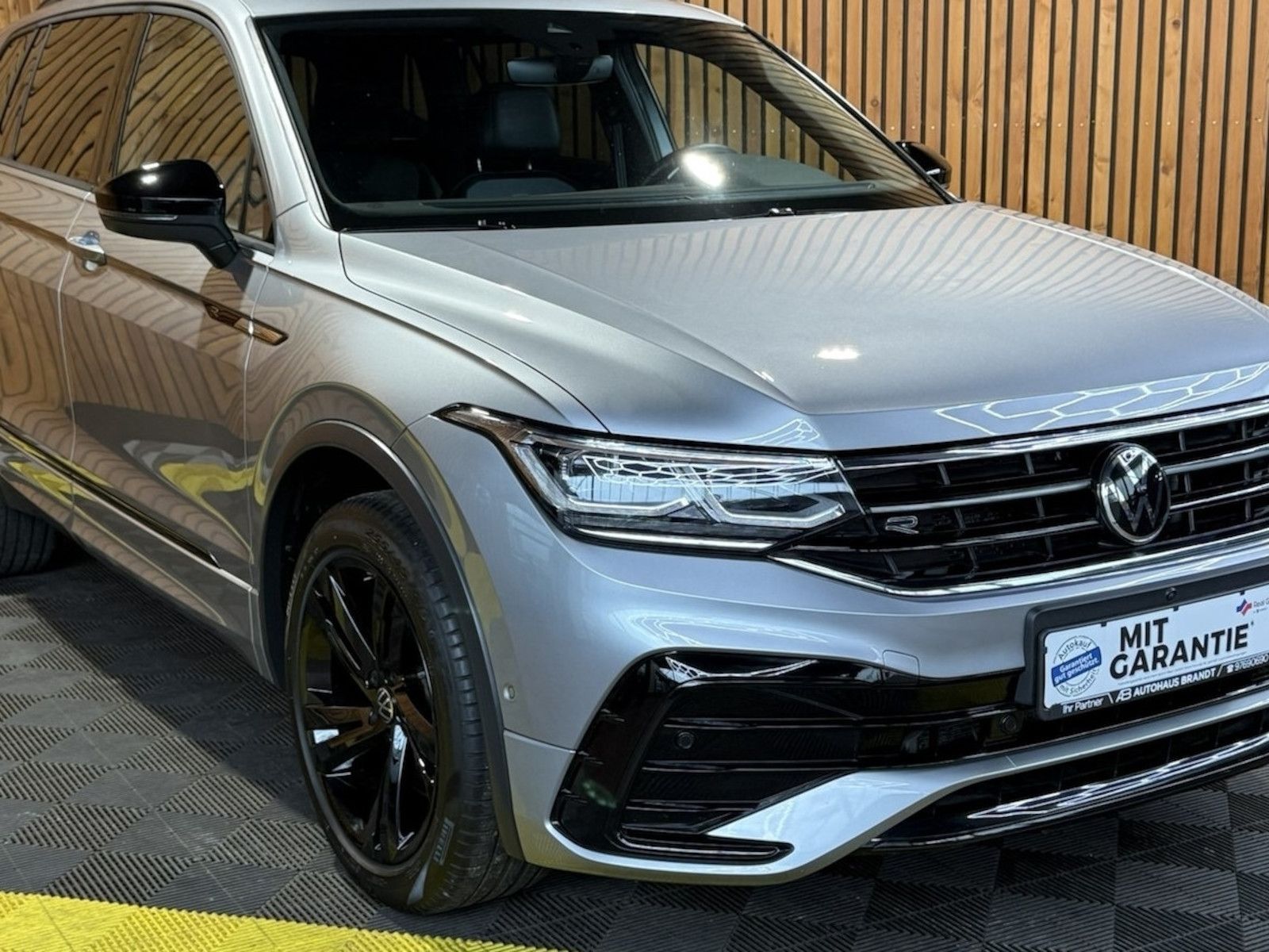 Fahrzeugabbildung Volkswagen Tiguan Allspace 2,0 TSI R-Line Black 4M *Matrix*