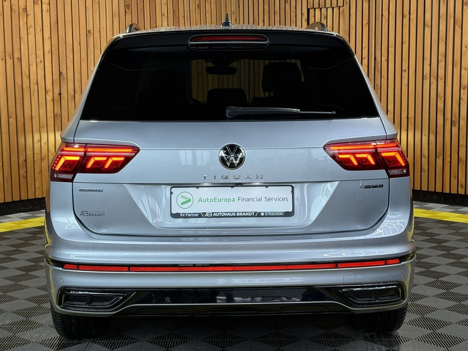 Fahrzeugabbildung Volkswagen Tiguan Allspace 2,0 TSI R-Line Black 4M *Matrix*