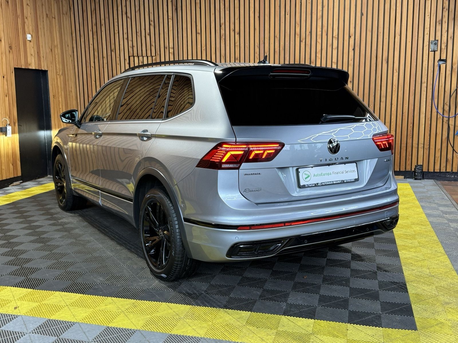 Fahrzeugabbildung Volkswagen Tiguan Allspace 2,0 TSI R-Line Black 4M *Matrix*