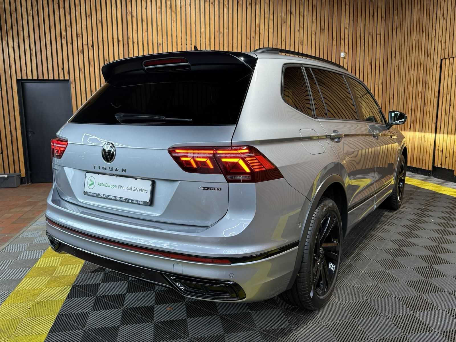 Fahrzeugabbildung Volkswagen Tiguan Allspace 2,0 TSI R-Line Black 4M *Matrix*