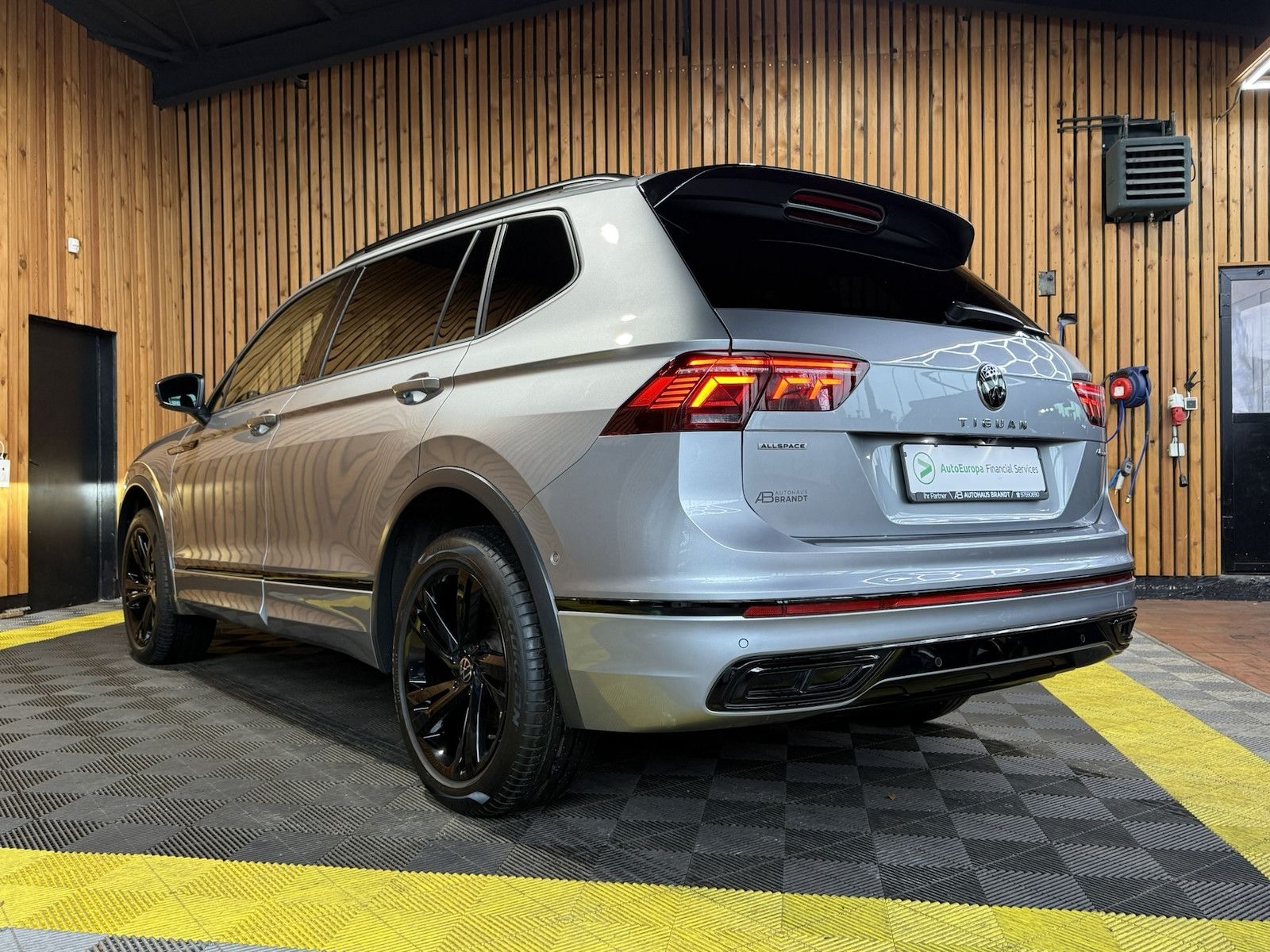 Fahrzeugabbildung Volkswagen Tiguan Allspace 2,0 TSI R-Line Black 4M *Matrix*