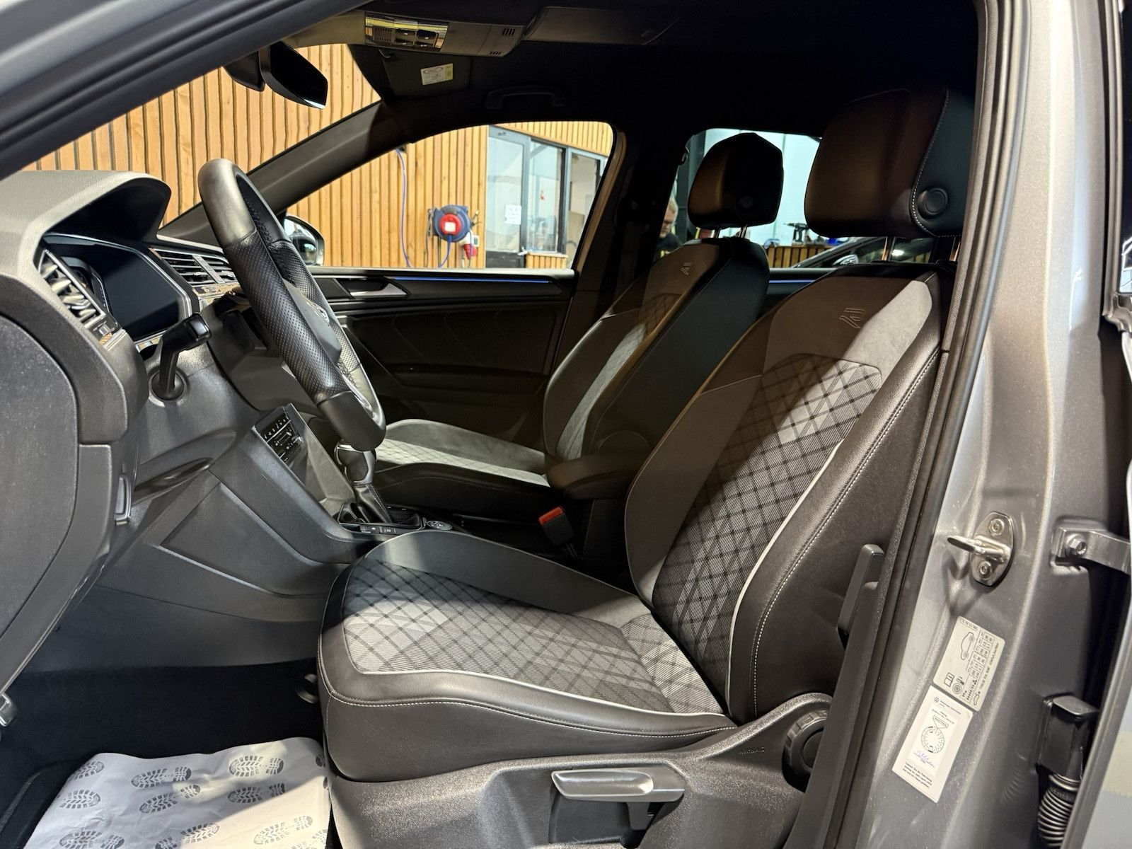 Fahrzeugabbildung Volkswagen Tiguan Allspace 2,0 TSI R-Line Black 4M *Matrix*