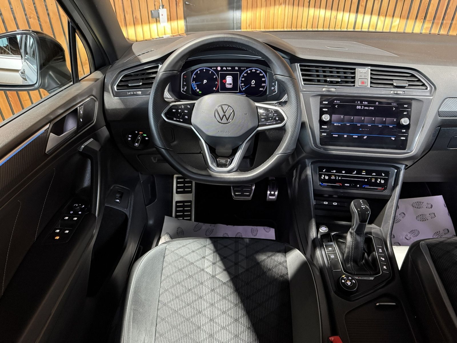 Fahrzeugabbildung Volkswagen Tiguan Allspace 2,0 TSI R-Line Black 4M *Matrix*