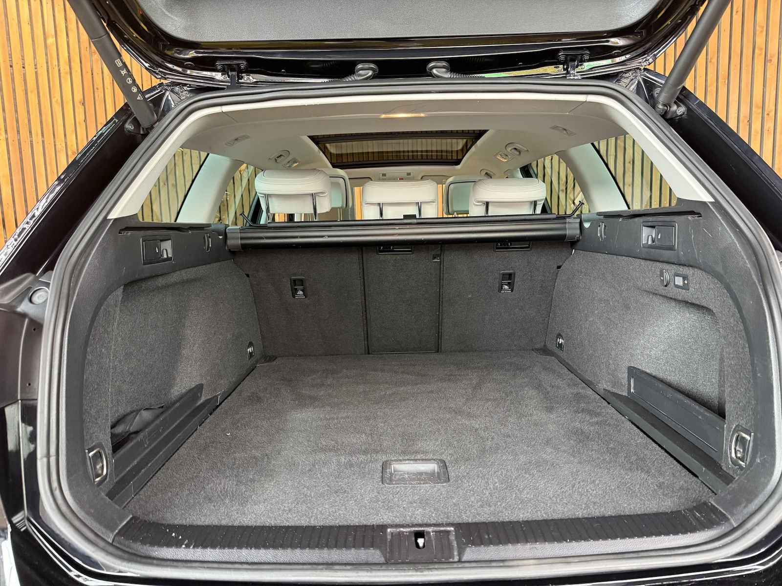 Fahrzeugabbildung Volkswagen Passat Alltrack 2,0 TDI 4M DSG Navi*360*Pano*AHK