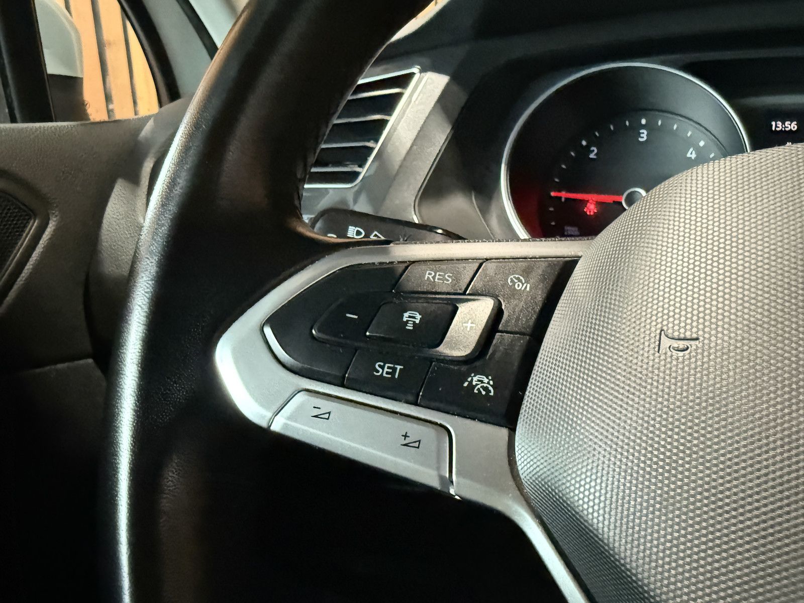 Fahrzeugabbildung Volkswagen Tiguan 2,0 TDI Active DSG *Navi*AHK*Kam*ACC*LED