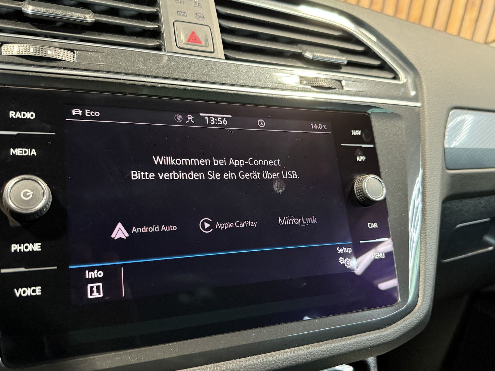 Fahrzeugabbildung Volkswagen Tiguan 2,0 TDI Active DSG *Navi*AHK*Kam*ACC*LED