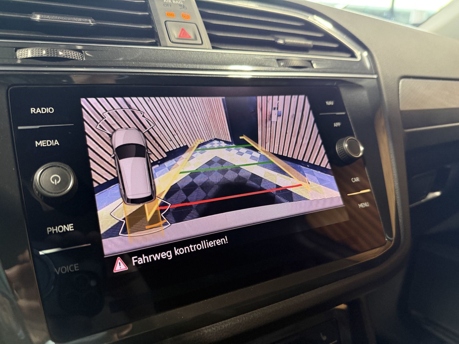 Fahrzeugabbildung Volkswagen Tiguan 2,0 TDI Active DSG *Navi*AHK*Kam*ACC*LED