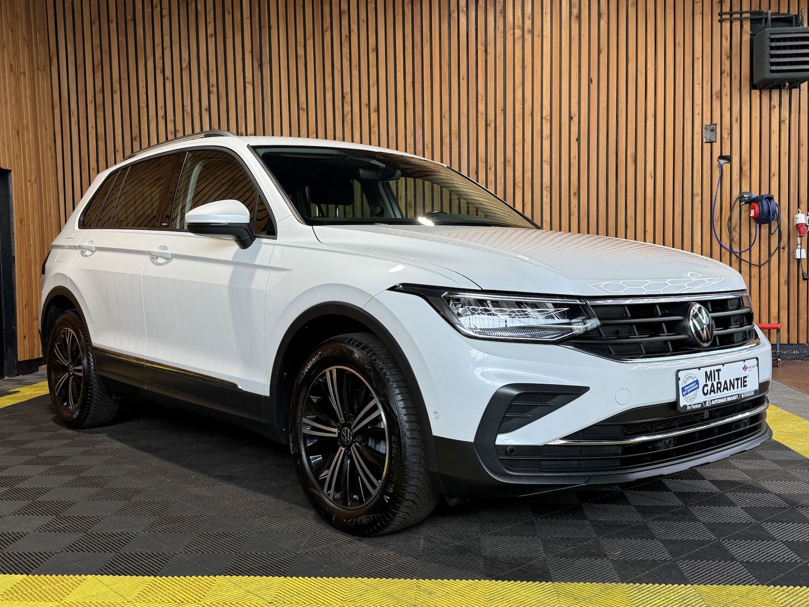 Fahrzeugabbildung Volkswagen Tiguan 2,0 TDI Active DSG *Navi*AHK*Kam*ACC*LED