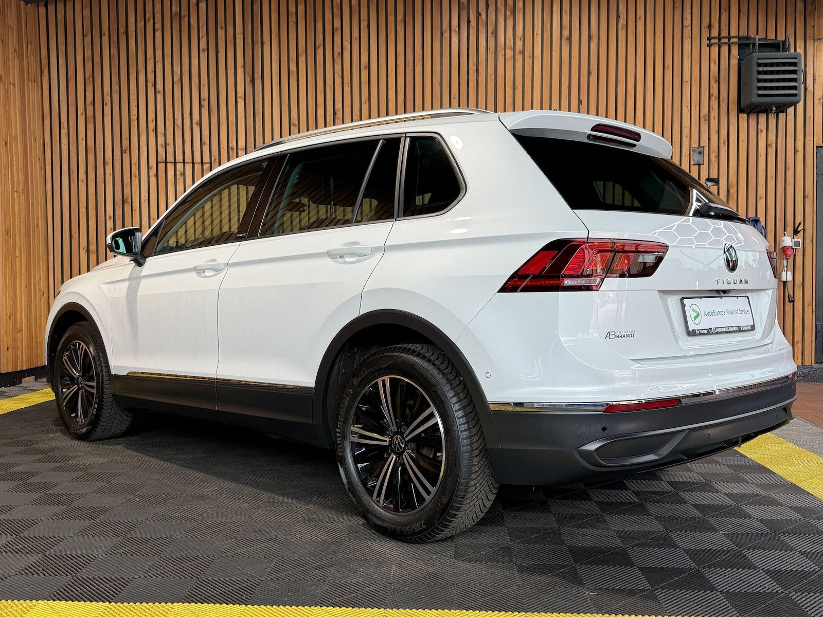 Fahrzeugabbildung Volkswagen Tiguan 2,0 TDI Active DSG *Navi*AHK*Kam*ACC*LED