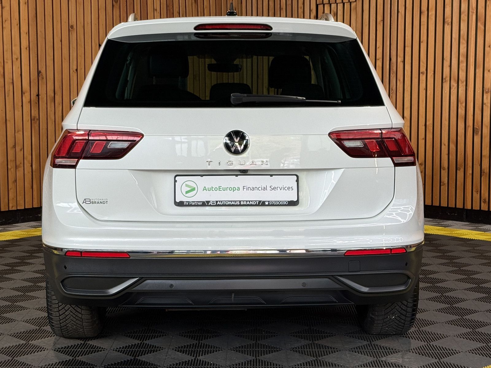 Fahrzeugabbildung Volkswagen Tiguan 2,0 TDI Active DSG *Navi*AHK*Kam*ACC*LED