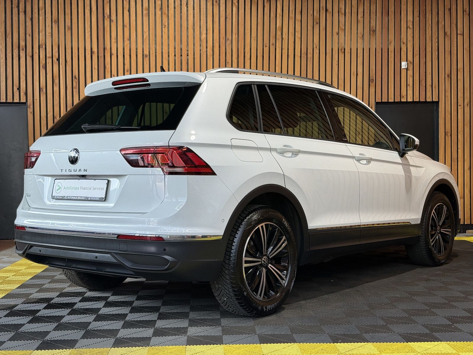 Fahrzeugabbildung Volkswagen Tiguan 2,0 TDI Active DSG *Navi*AHK*Kam*ACC*LED