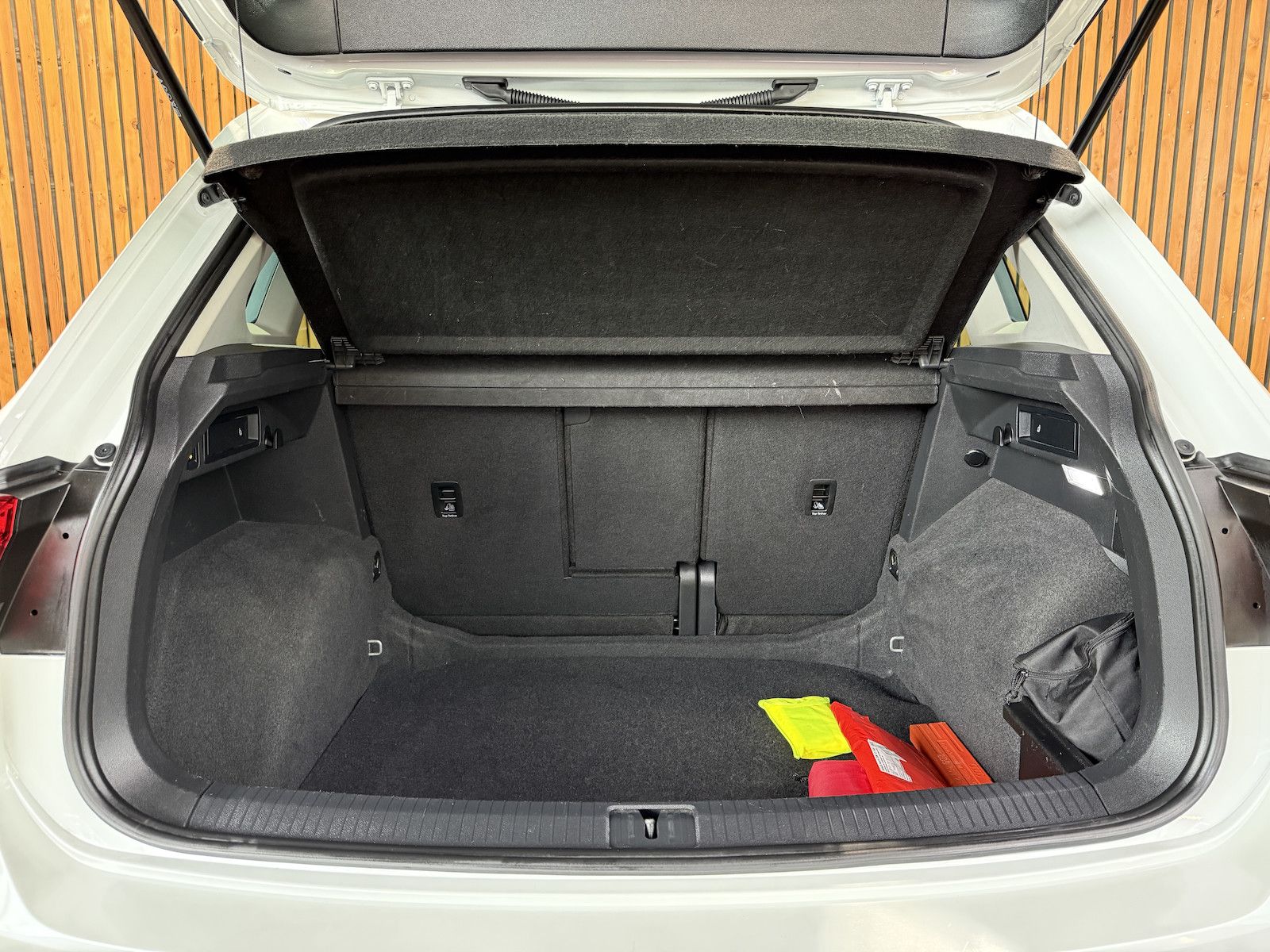 Fahrzeugabbildung Volkswagen Tiguan 2,0 TDI Active DSG *Navi*AHK*Kam*ACC*LED