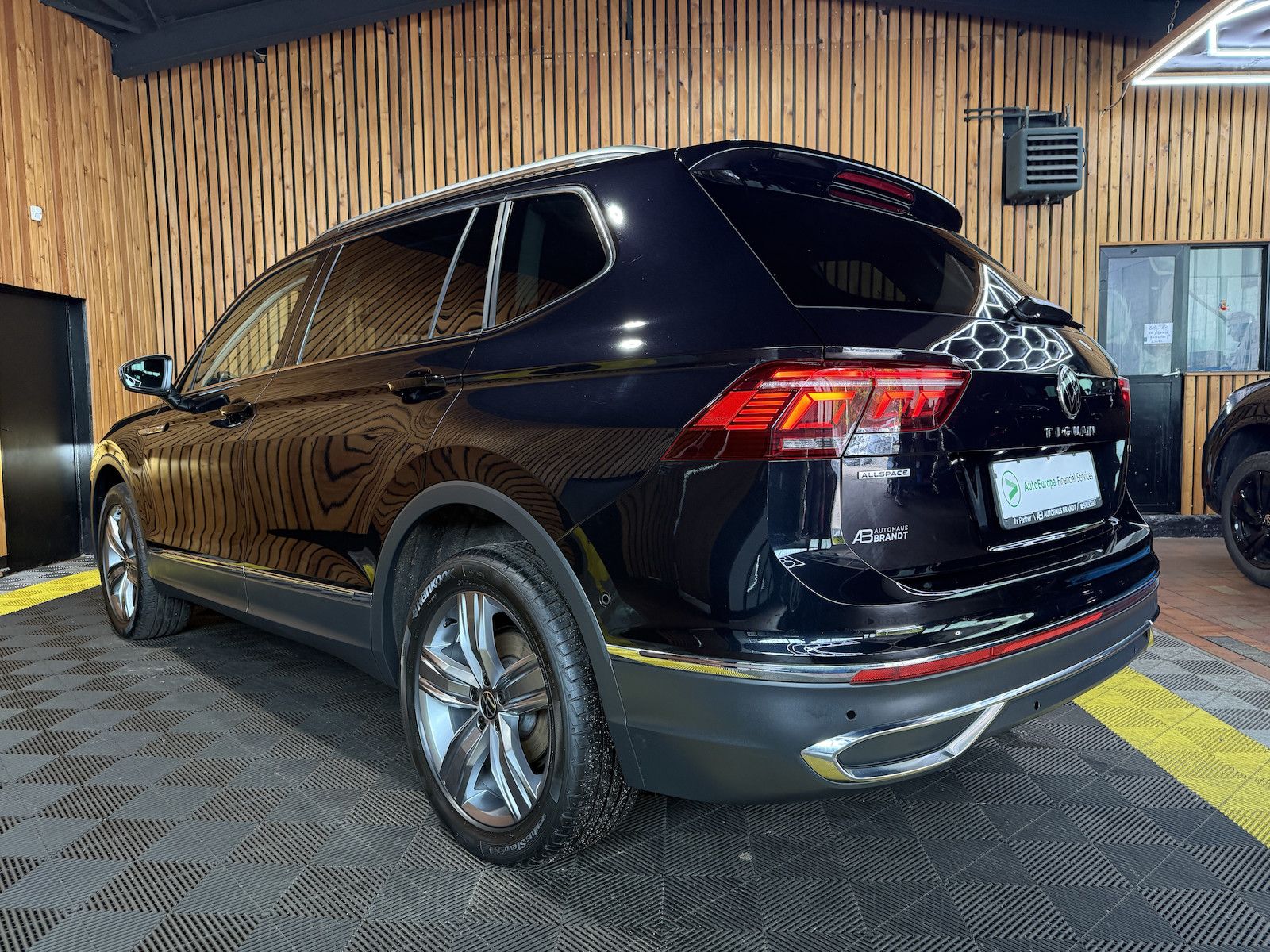 Fahrzeugabbildung Volkswagen Tiguan Allspace 2,0TDI Eleg. 4M DSG Navi*360*AHK