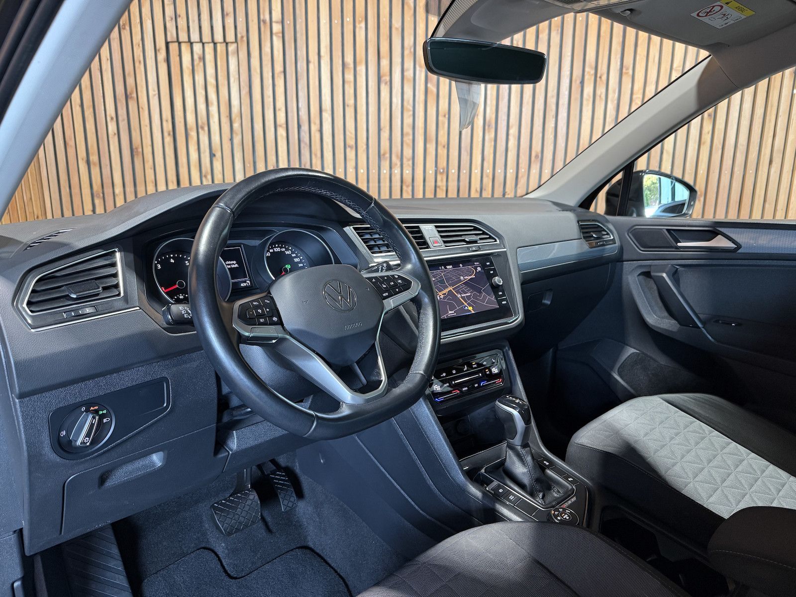 Fahrzeugabbildung Volkswagen Tiguan 2,0 TSI 4Motion Life DSG Navi*Kam*LED*AHK