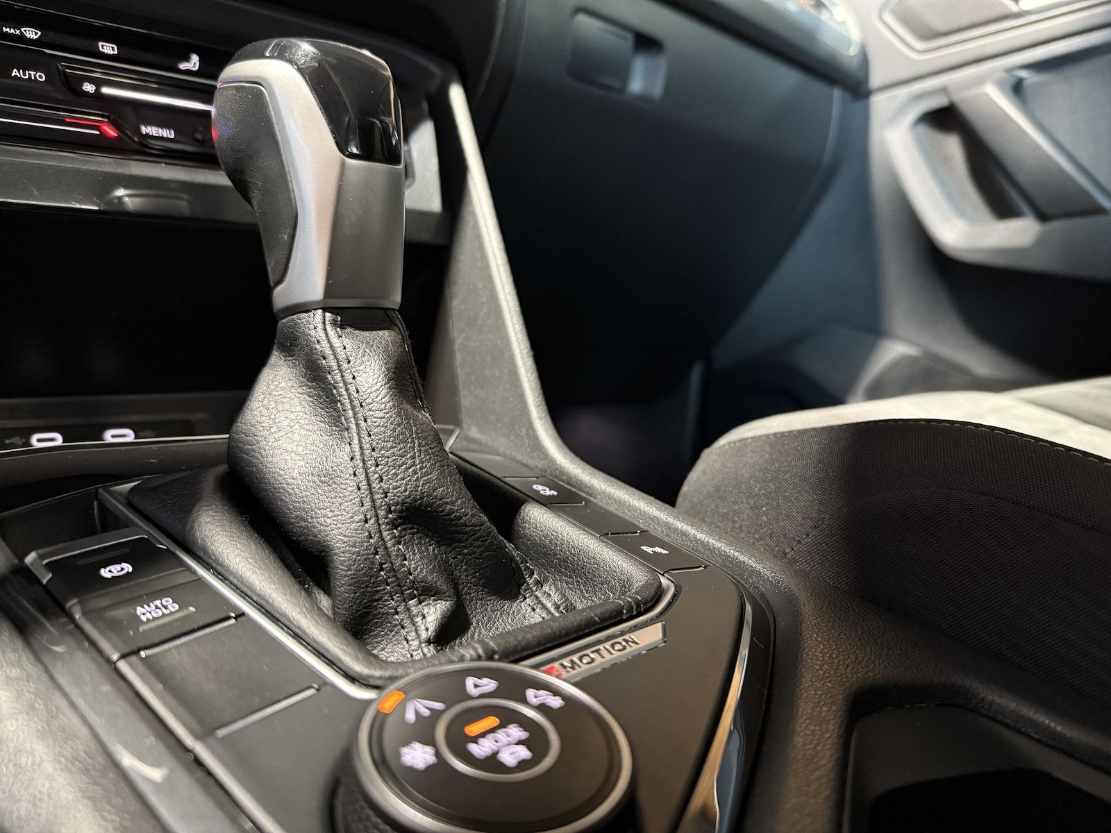 Fahrzeugabbildung Volkswagen Tiguan 2,0 TSI 4Motion Life DSG Navi*Kam*LED*AHK