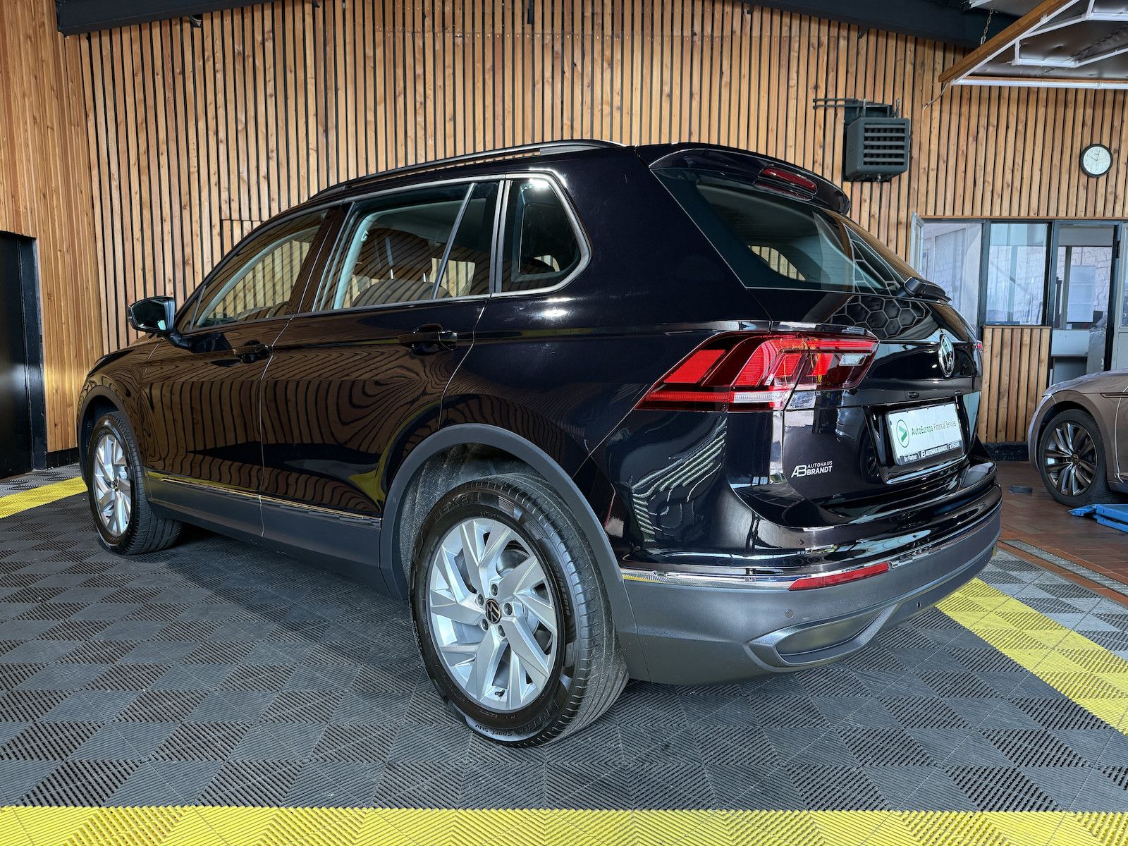 Fahrzeugabbildung Volkswagen Tiguan 2,0 TSI 4Motion Life DSG Navi*Kam*LED*AHK