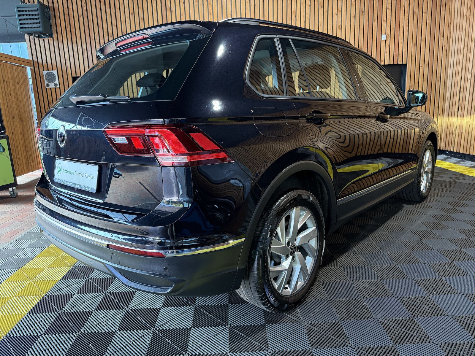 Fahrzeugabbildung Volkswagen Tiguan 2,0 TSI 4Motion Life DSG Navi*Kam*LED*AHK