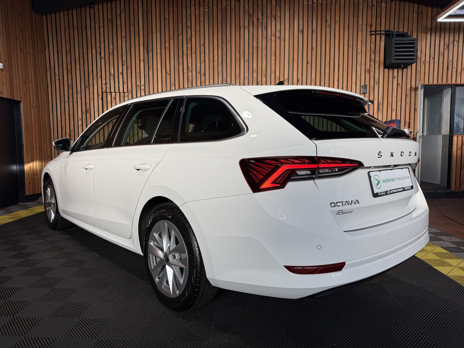 Fahrzeugabbildung SKODA Octavia Combi 2,0TDI Style DSG Navi*LED*Head*Kam