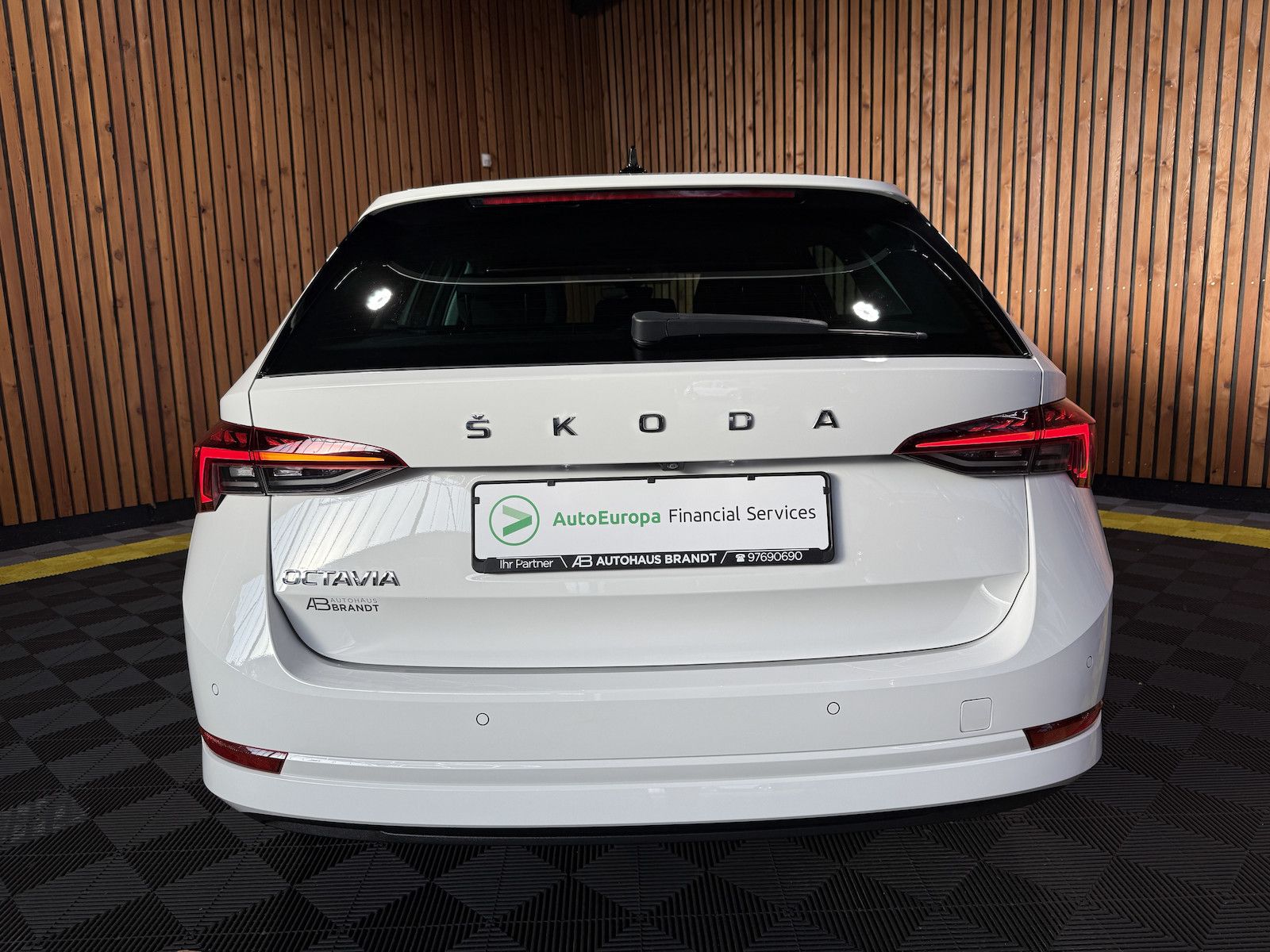 Fahrzeugabbildung SKODA Octavia Combi 2,0TDI Style DSG Navi*LED*Head*Kam