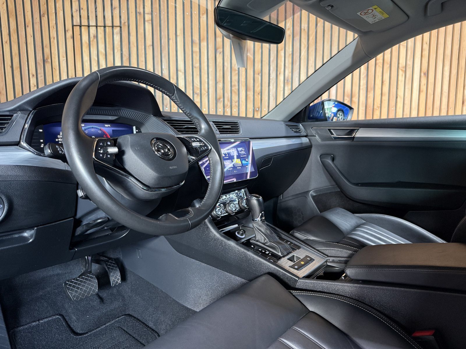 Fahrzeugabbildung SKODA Superb Combi 2,0TDI DSG Navi*ACC*Virtual*AHK*Kam
