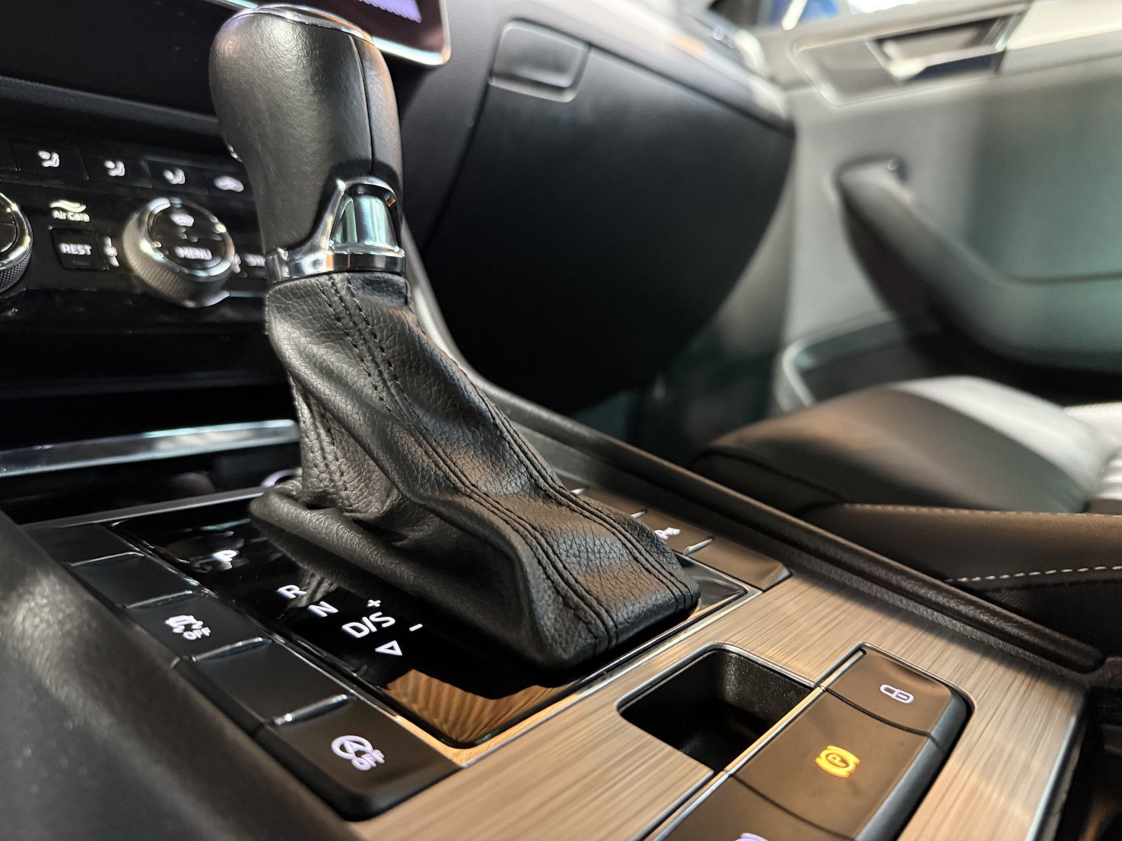 Fahrzeugabbildung SKODA Superb Combi 2,0TDI DSG Navi*ACC*Virtual*AHK*Kam