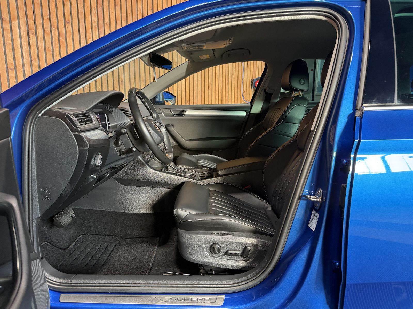 Fahrzeugabbildung SKODA Superb Combi 2,0TDI DSG Navi*ACC*Virtual*AHK*Kam