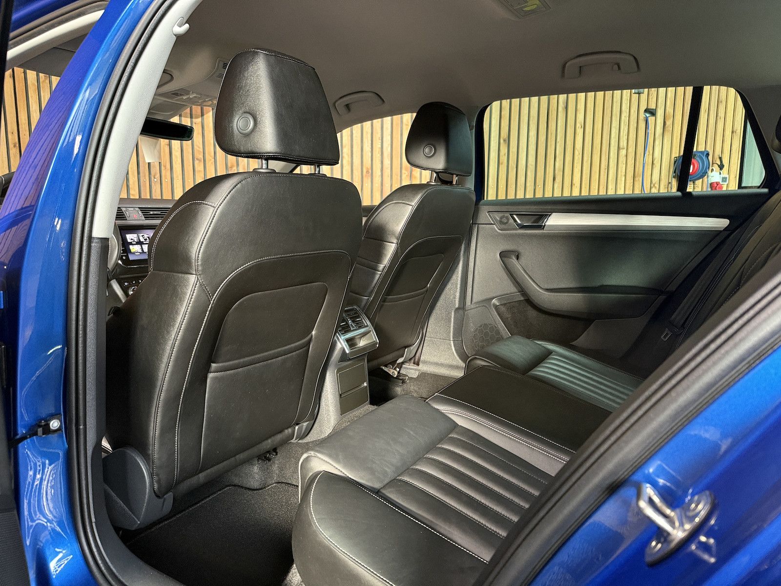 Fahrzeugabbildung SKODA Superb Combi 2,0TDI DSG Navi*ACC*Virtual*AHK*Kam