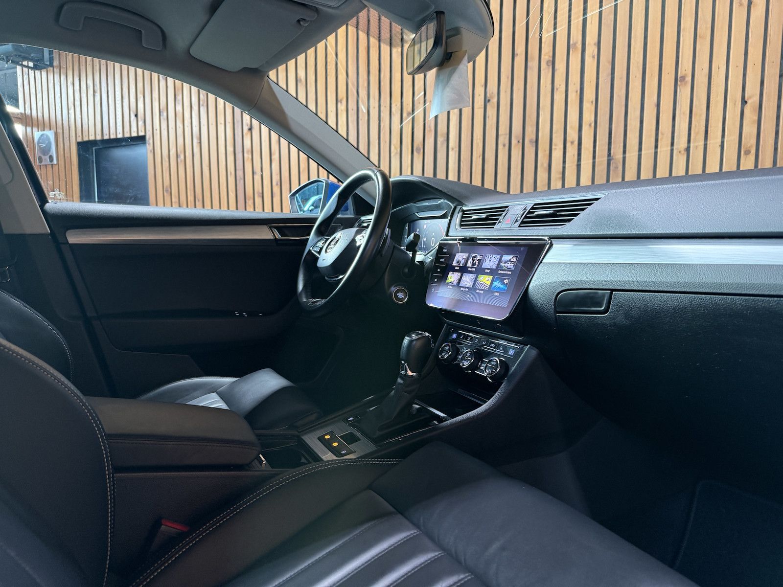 Fahrzeugabbildung SKODA Superb Combi 2,0TDI DSG Navi*ACC*Virtual*AHK*Kam