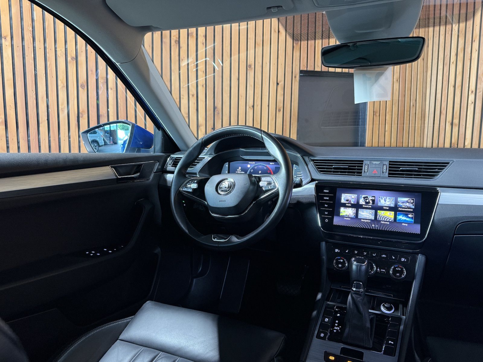 Fahrzeugabbildung SKODA Superb Combi 2,0TDI DSG Navi*ACC*Virtual*AHK*Kam