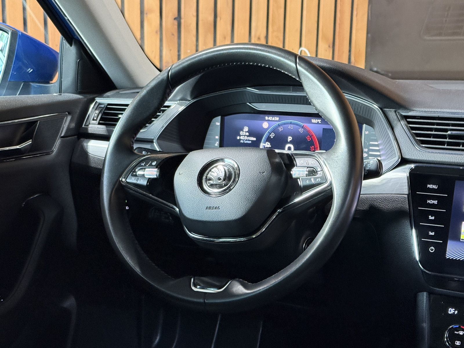 Fahrzeugabbildung SKODA Superb Combi 2,0TDI DSG Navi*ACC*Virtual*AHK*Kam