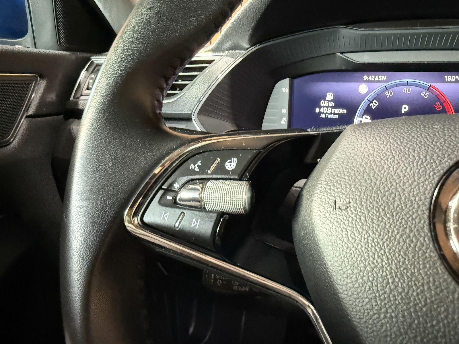 Fahrzeugabbildung SKODA Superb Combi 2,0TDI DSG Navi*ACC*Virtual*AHK*Kam