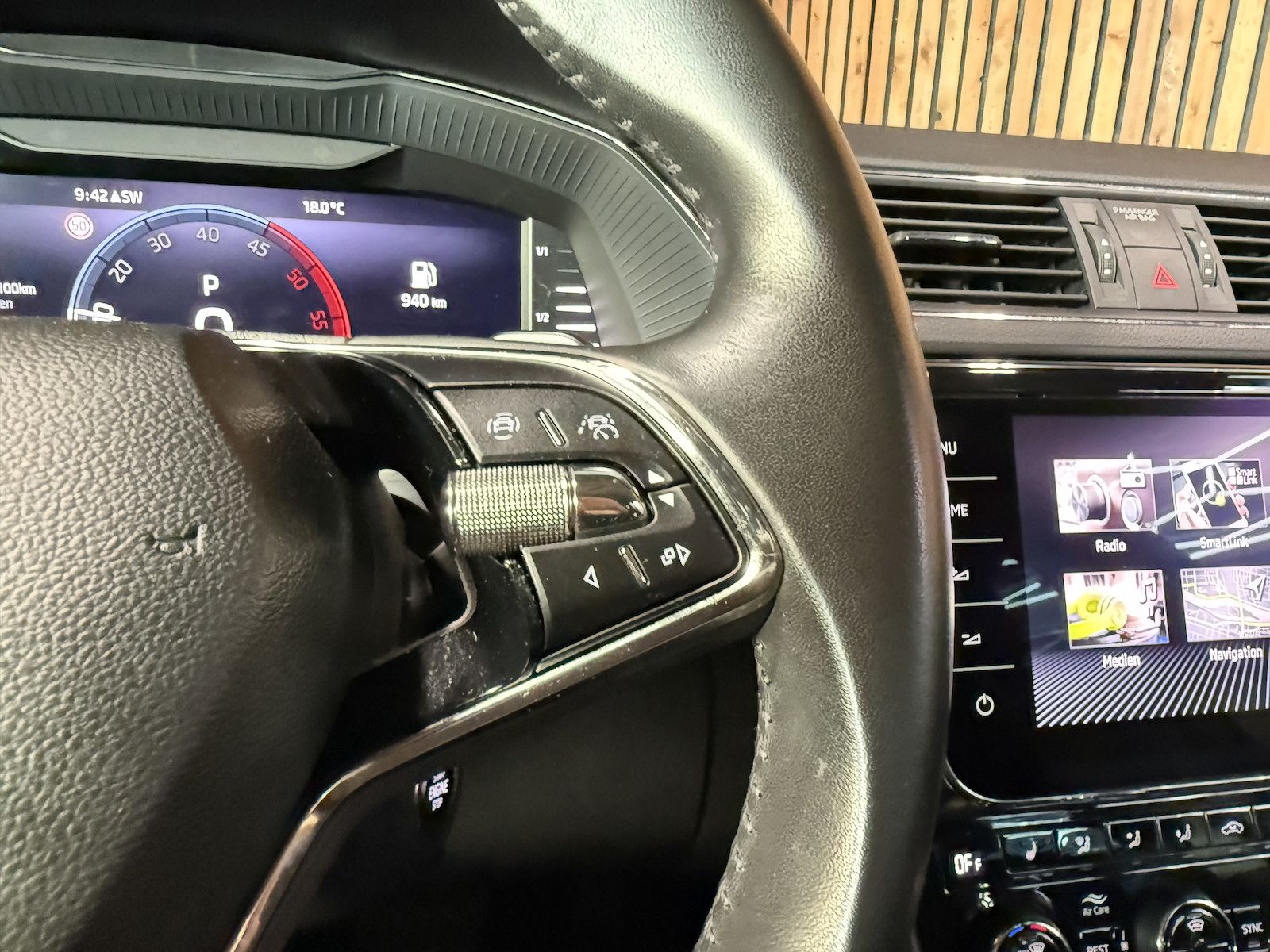 Fahrzeugabbildung SKODA Superb Combi 2,0TDI DSG Navi*ACC*Virtual*AHK*Kam