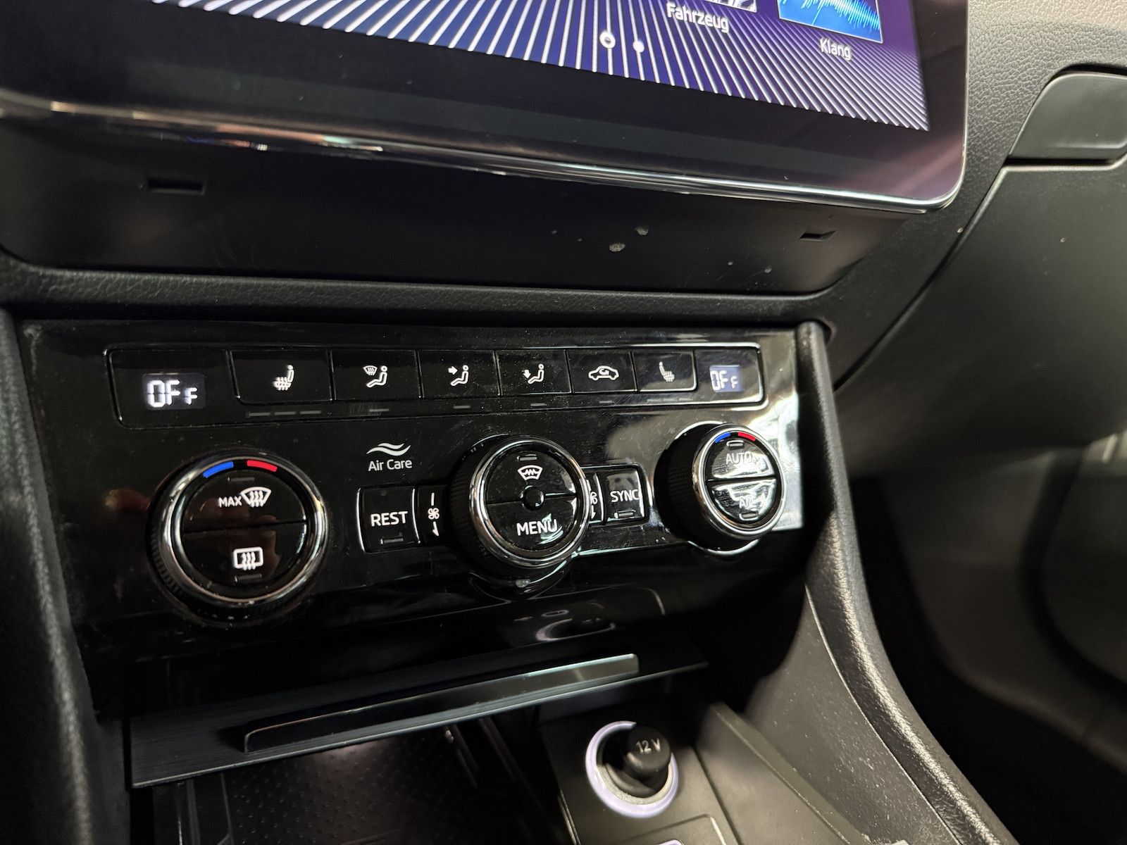 Fahrzeugabbildung SKODA Superb Combi 2,0TDI DSG Navi*ACC*Virtual*AHK*Kam