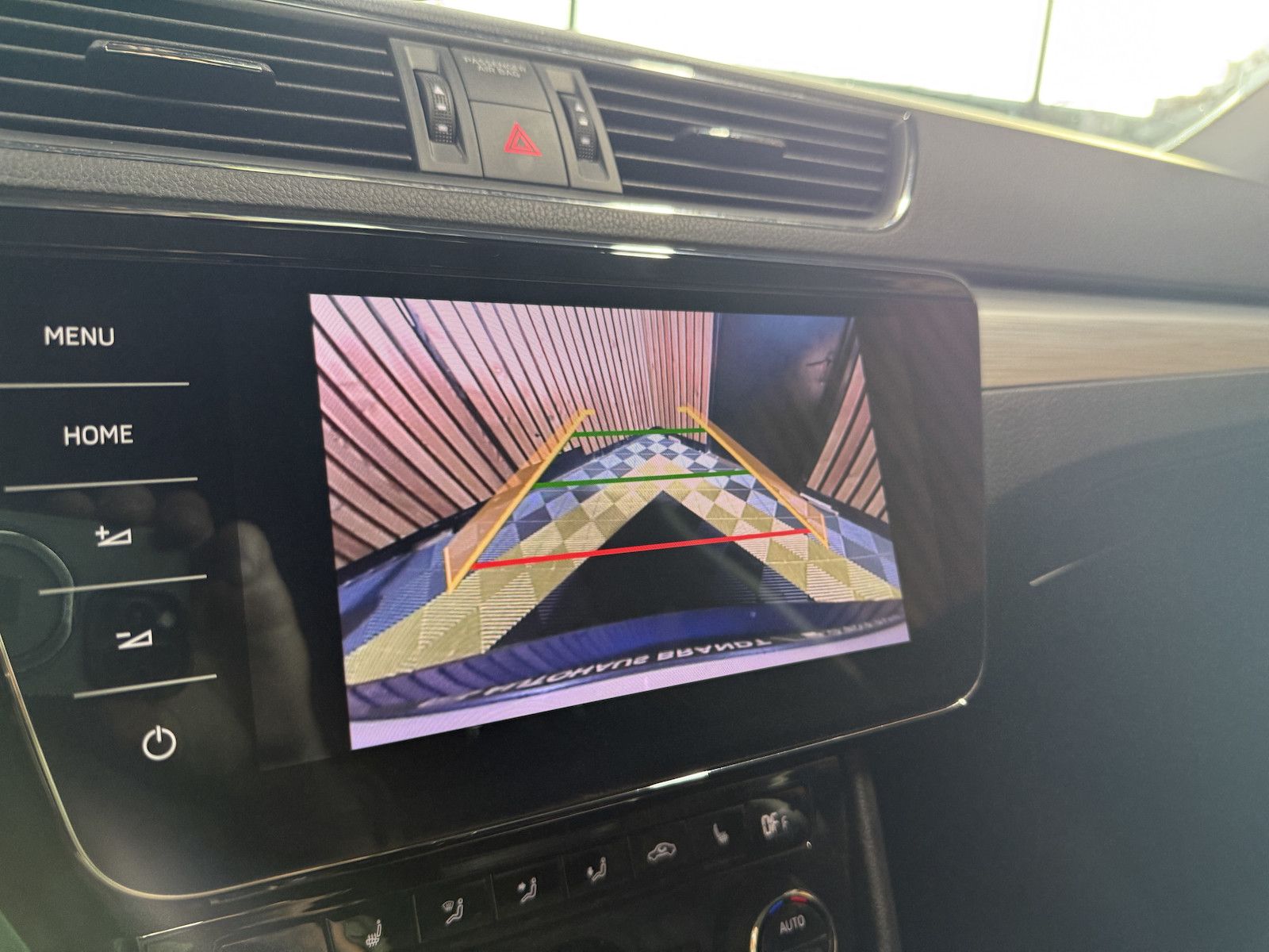 Fahrzeugabbildung SKODA Superb Combi 2,0TDI DSG Navi*ACC*Virtual*AHK*Kam