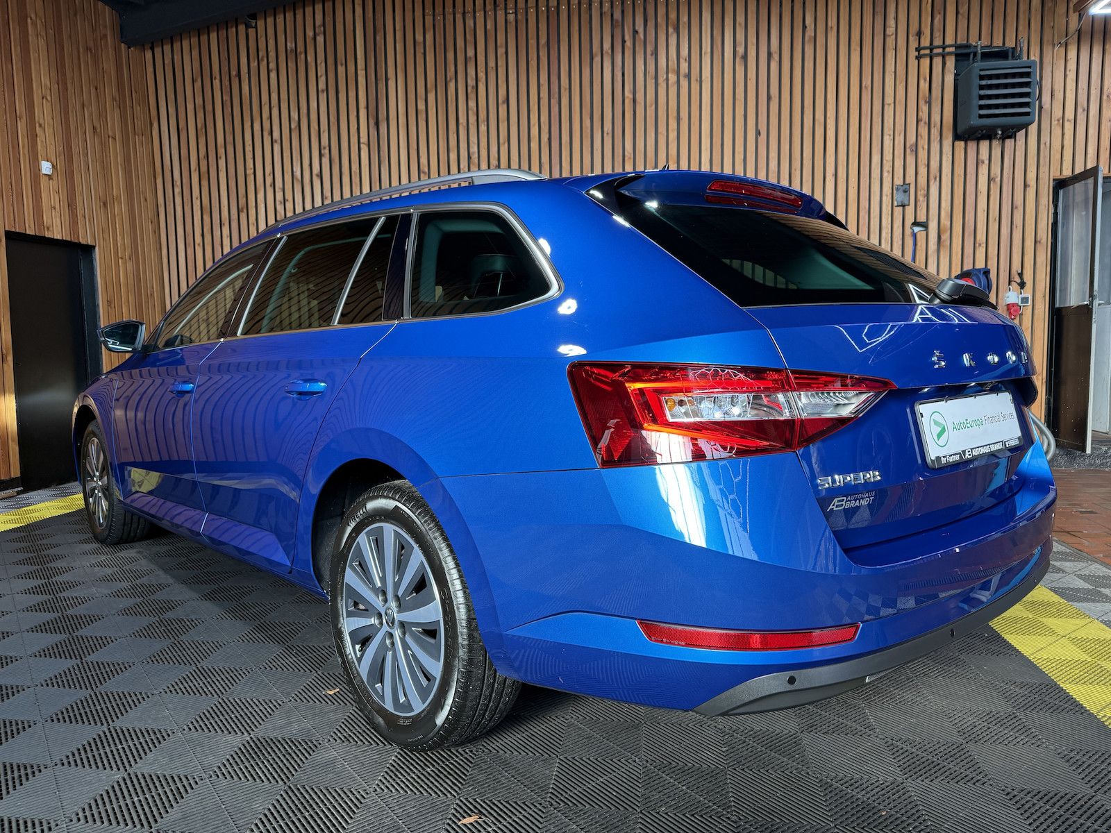 Fahrzeugabbildung SKODA Superb Combi 2,0TDI DSG Navi*ACC*Virtual*AHK*Kam