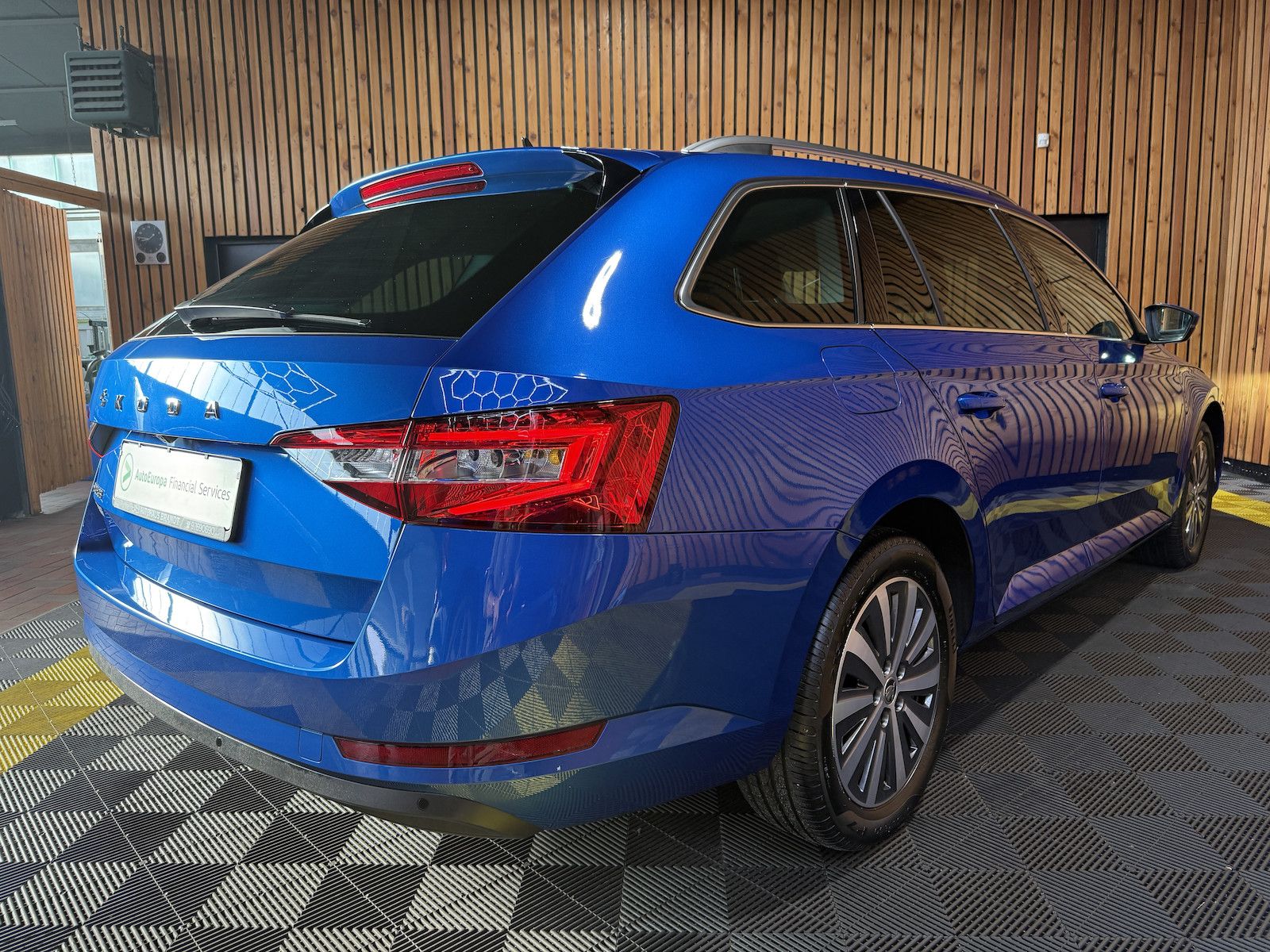Fahrzeugabbildung SKODA Superb Combi 2,0TDI DSG Navi*ACC*Virtual*AHK*Kam
