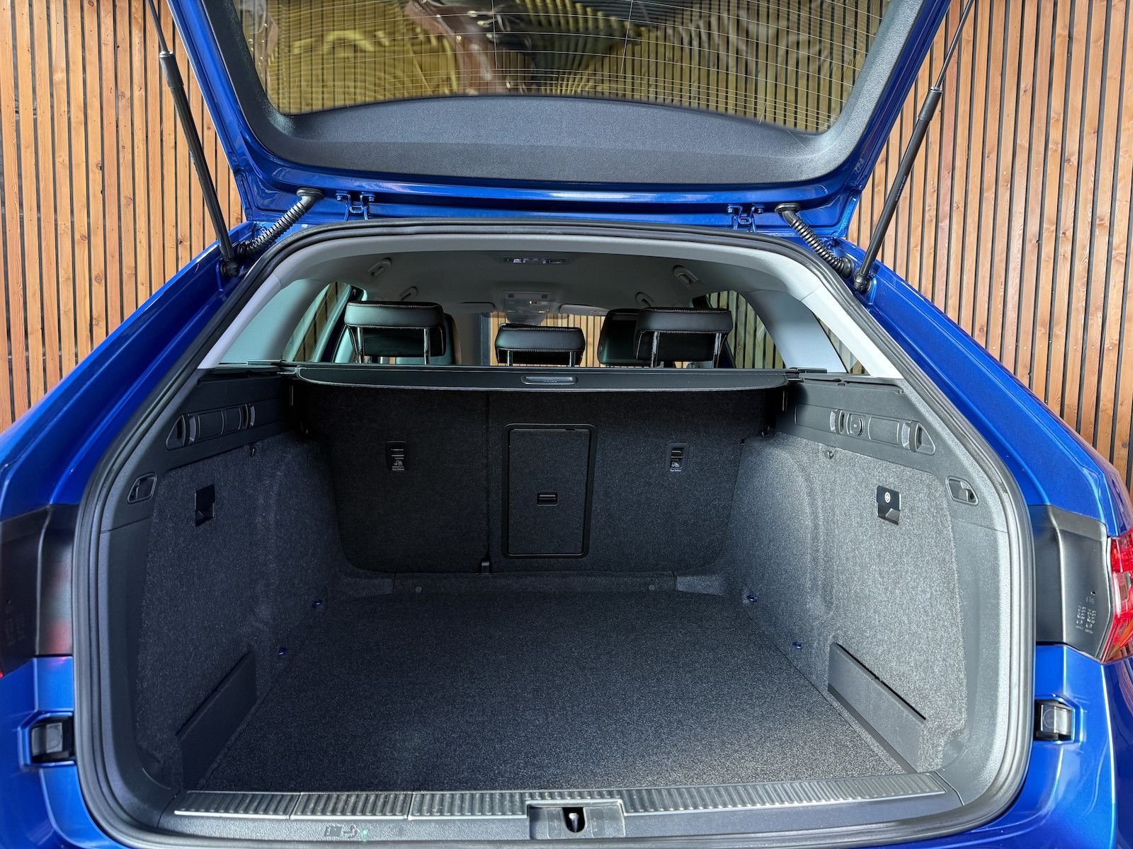 Fahrzeugabbildung SKODA Superb Combi 2,0TDI DSG Navi*ACC*Virtual*AHK*Kam